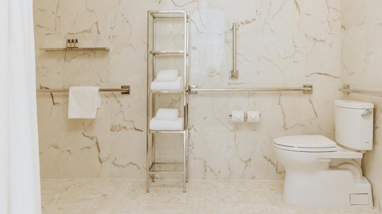 Deluxe Queen Room Disability Access