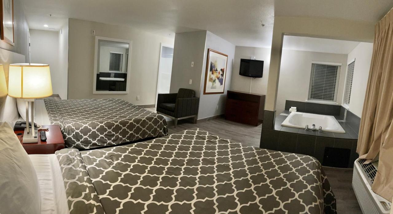 Deluxe Queen Suite with Two Queen Beds,1154317845:JPEG
