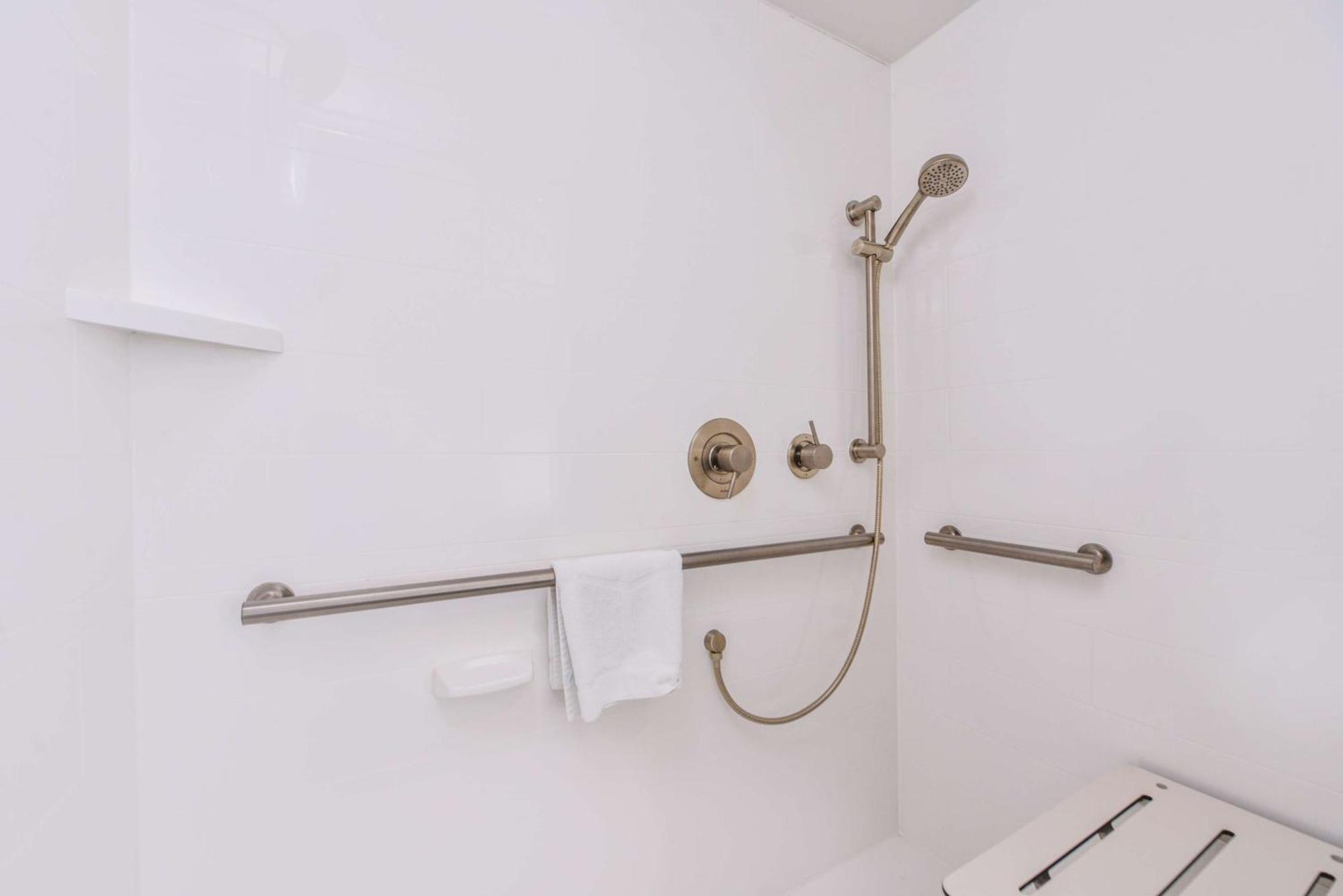 Double Room Roll Shower Mobility Accessible or Non-Smoking
