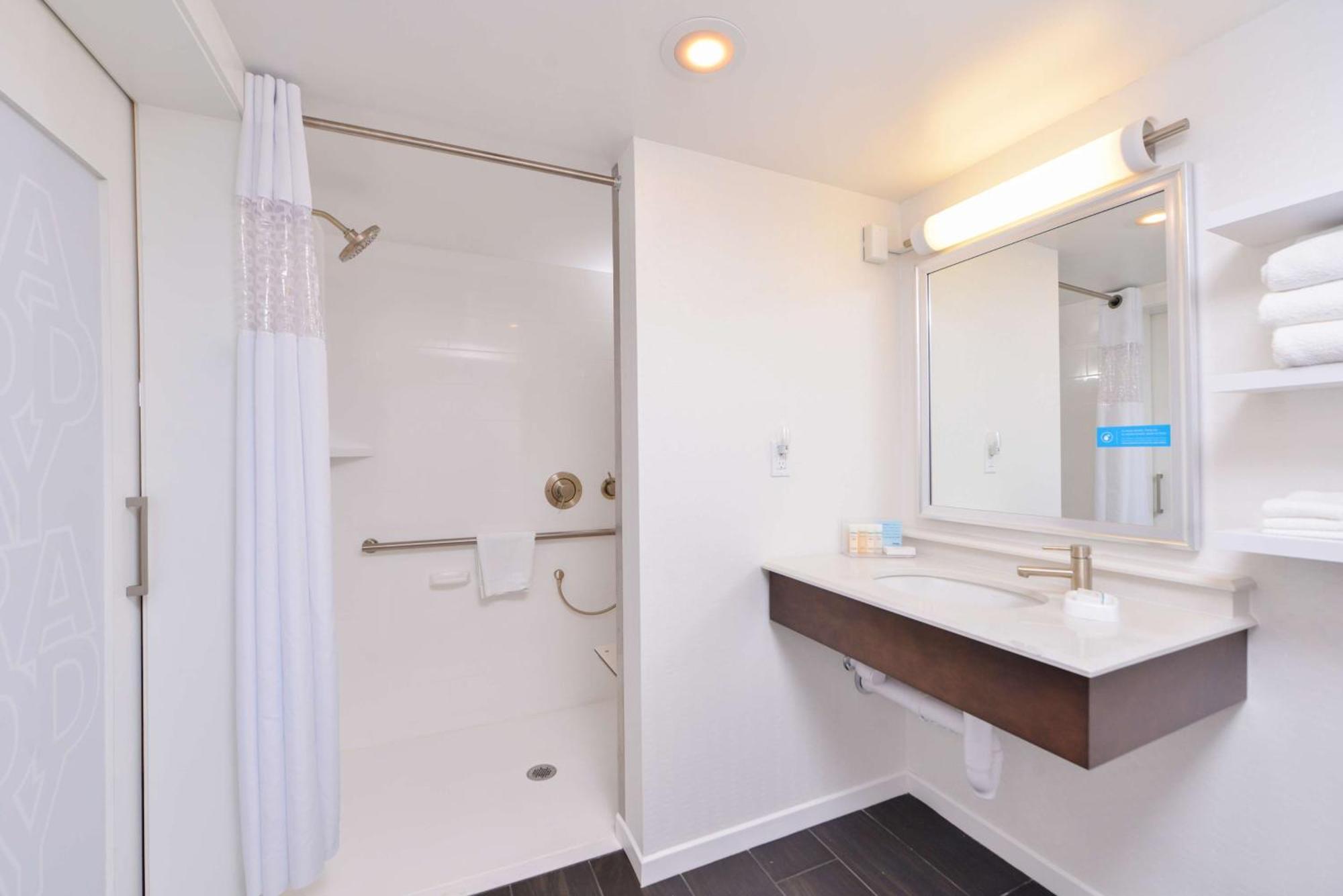 Double Room Roll Shower Mobility Accessible or Non-Smoking