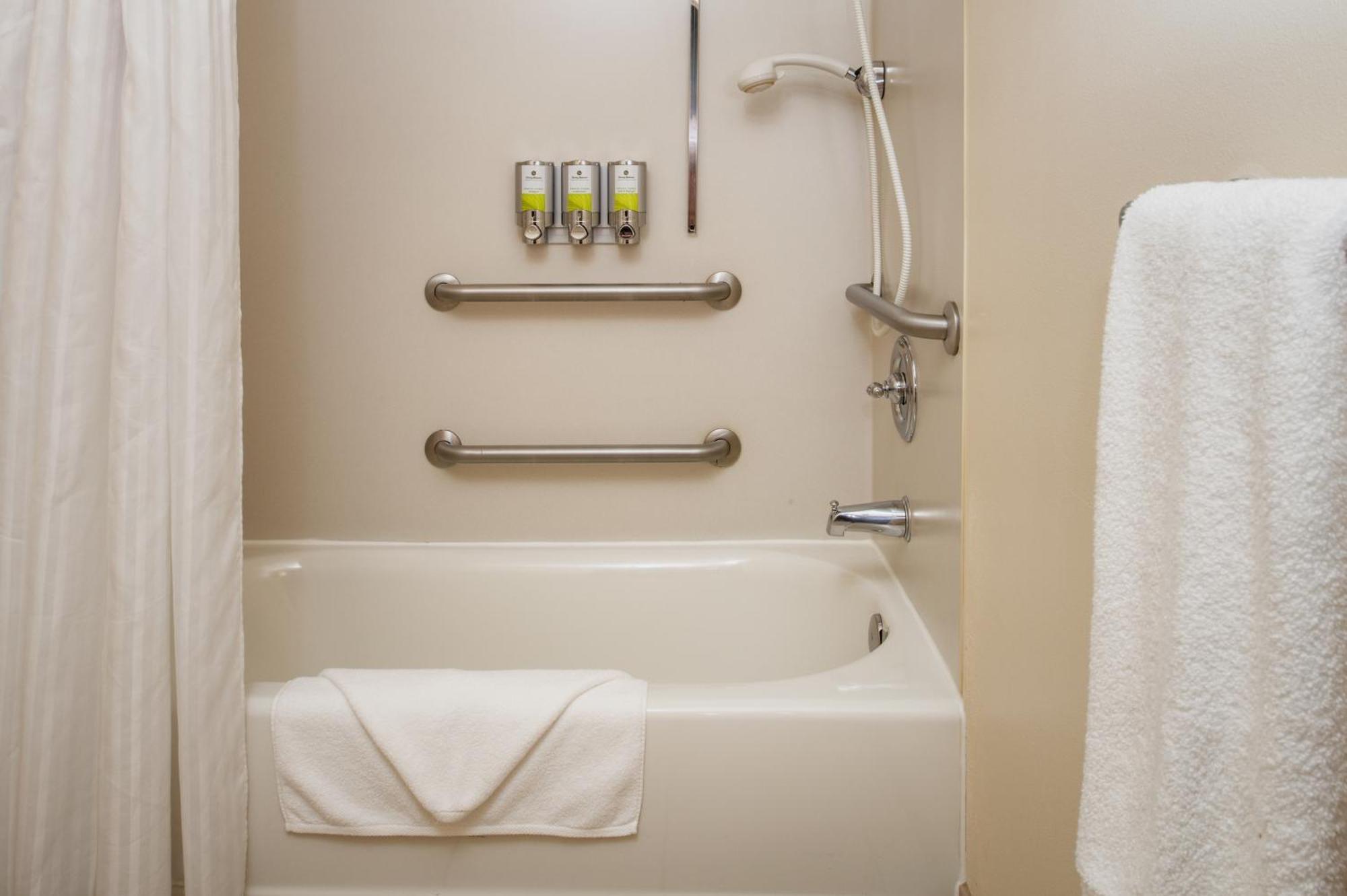 Studio Two Queen Mobility Accessible w/Tub & Communication Features,1279043098:JPEG