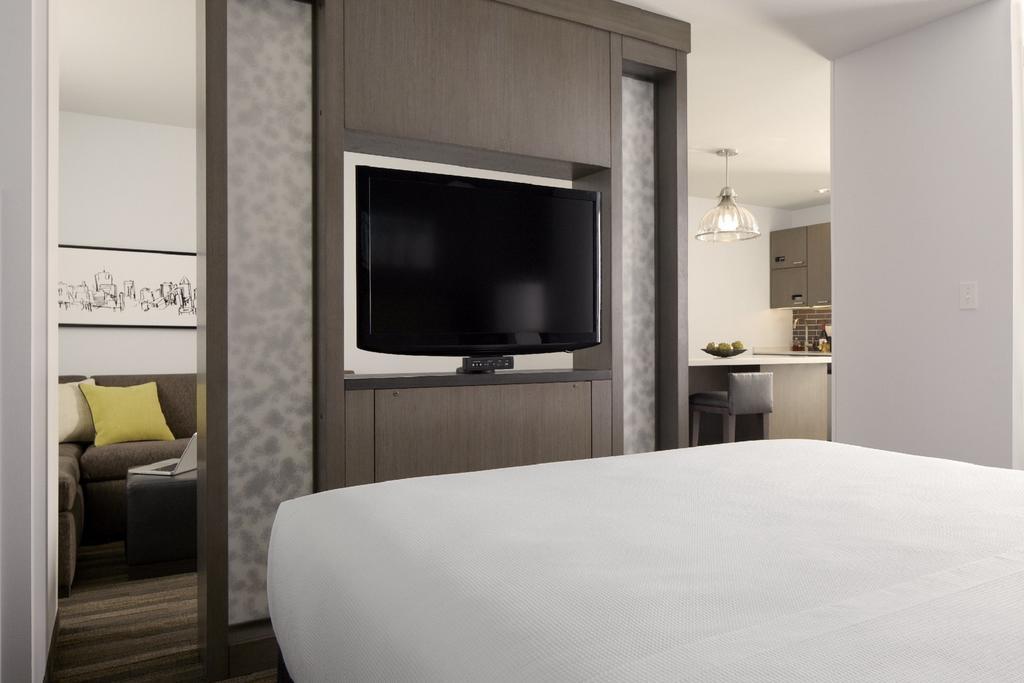 King Studio with Kitchen and Walk-in Shower - Disability Access
