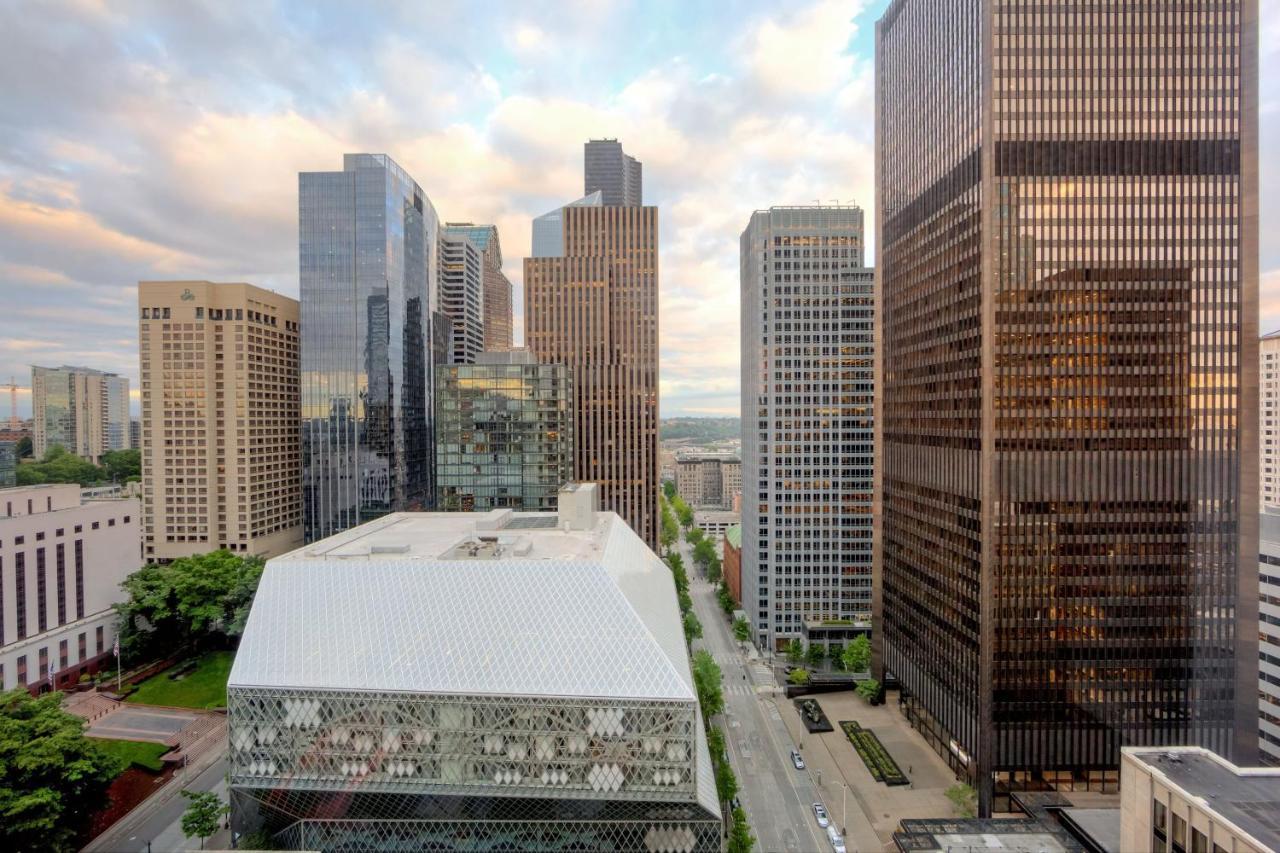 Spectacular King Room with City View and Roll-in Shower - Mobility and Hearing Accessible/High Floor