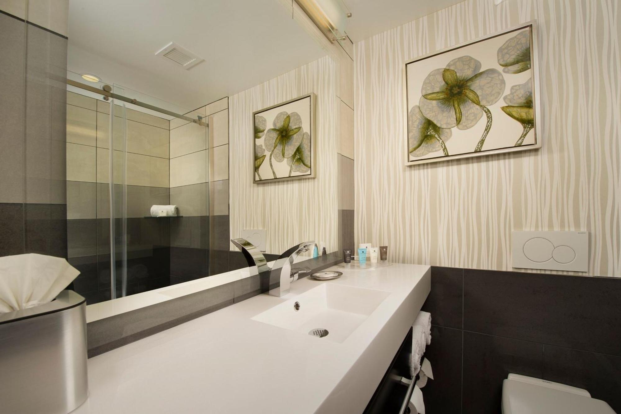 Queen Room with Two Queen Beds - Hearing Accessible