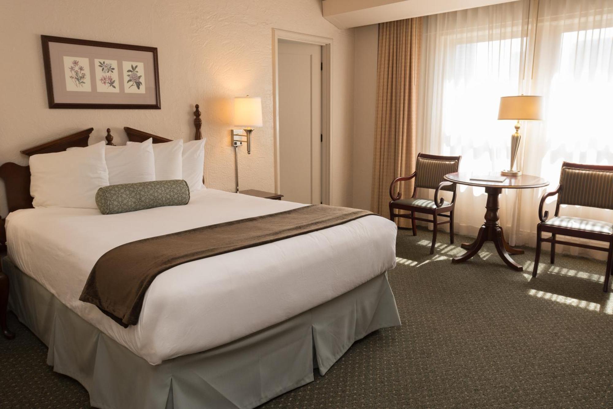 Deluxe Queen Room