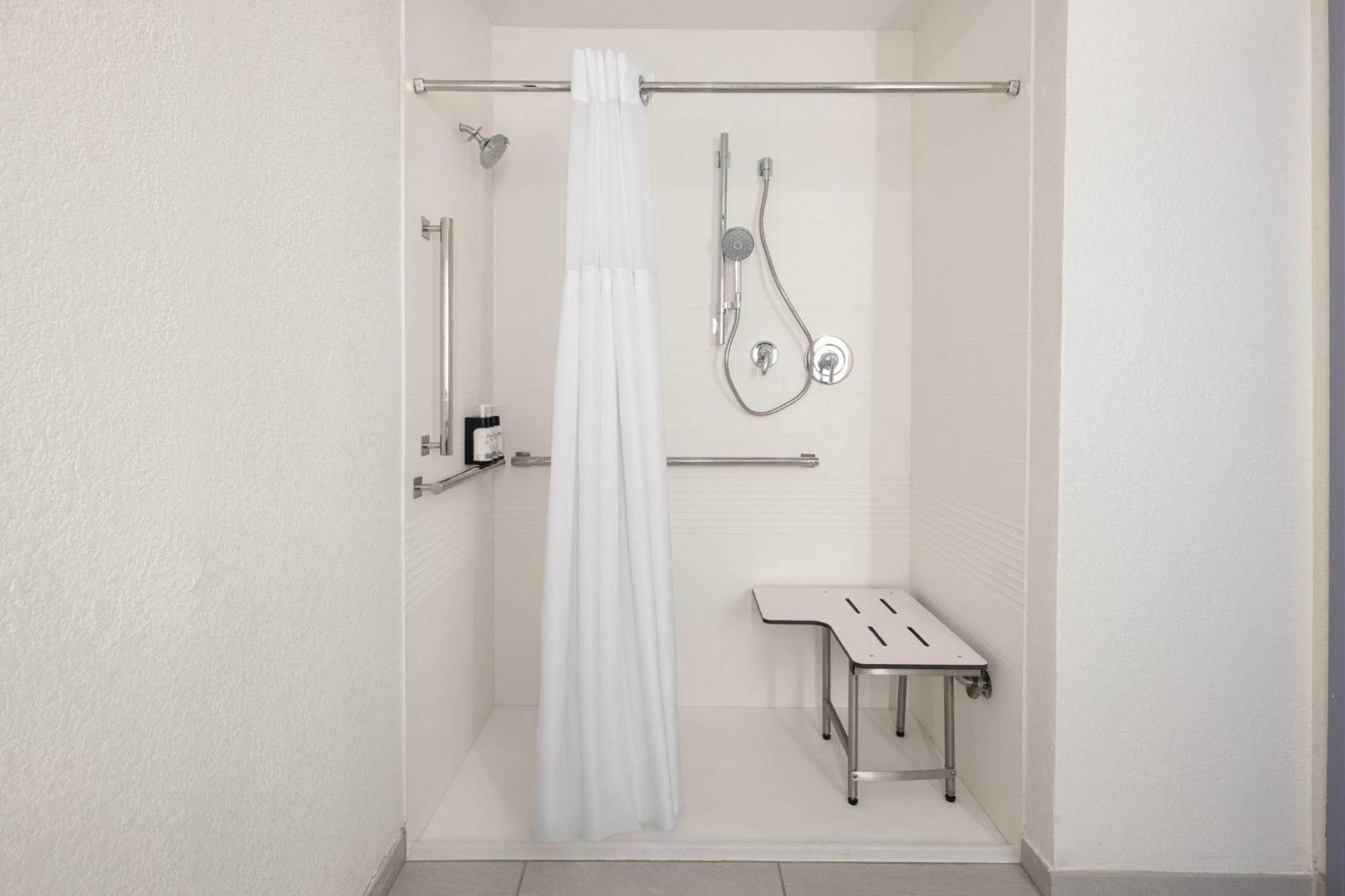 One-Bedroom Queen Room Mobility Accessible Tub