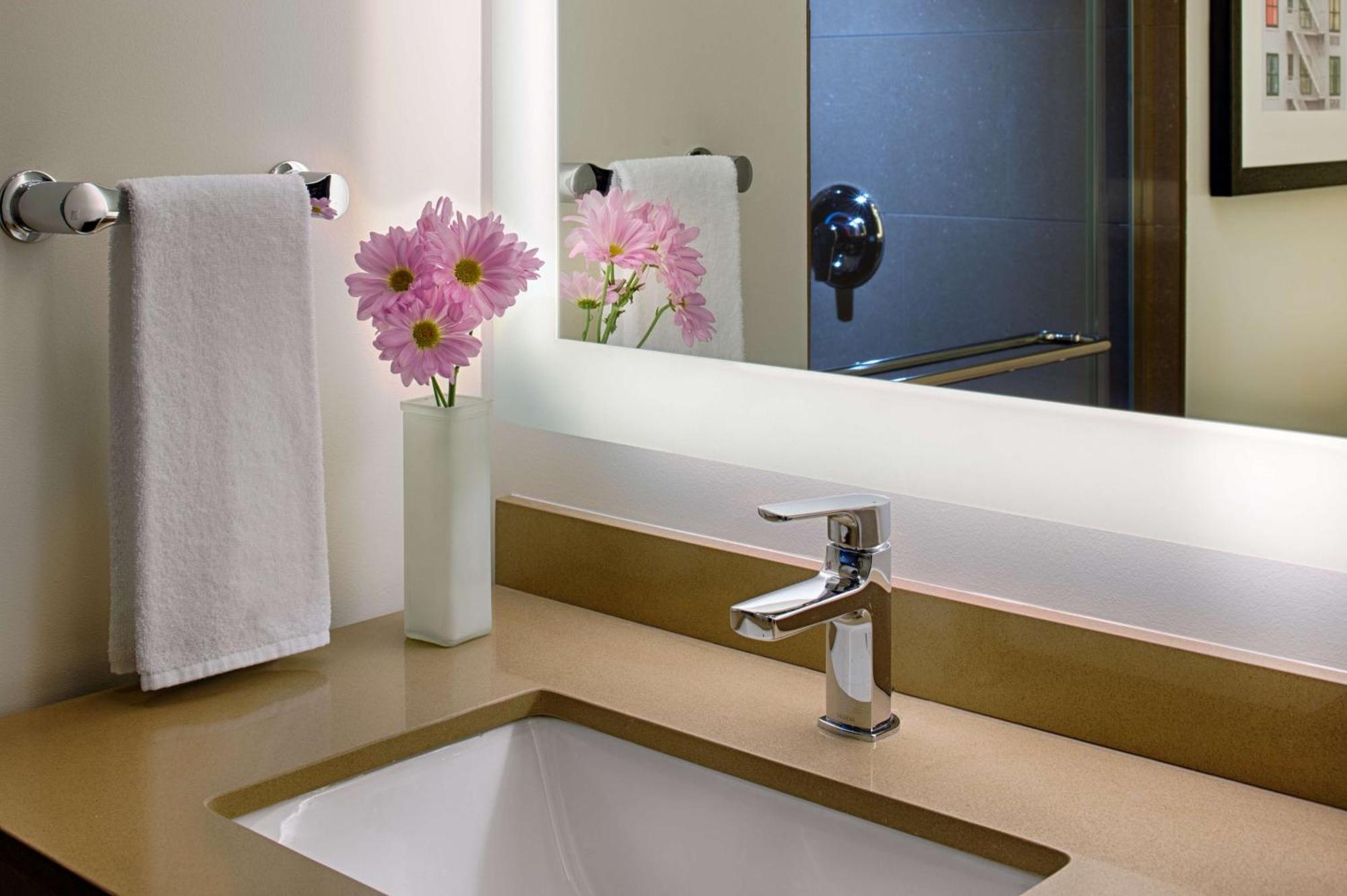 King Studio with Kitchen and Walk-in Shower - Disability Access,204173410:JPEG