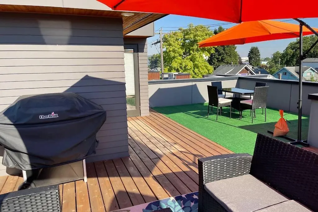 Cheerful New Modern Townhome Close To Downtown-1