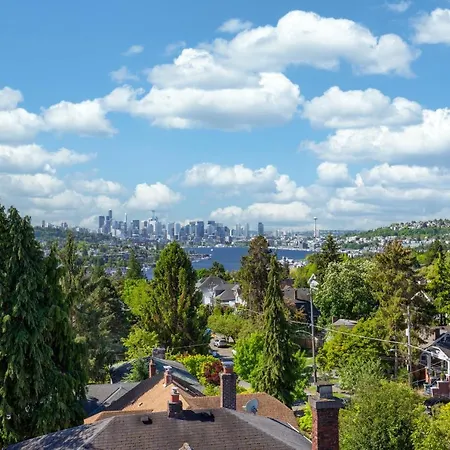 Rooftop Patio With Waterview, Private Garden & Grill 3Br 3Ba- Modern Cityscape-3