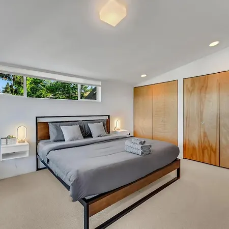 Smart Minimal 3Br 2.5Bath House With Parking-3