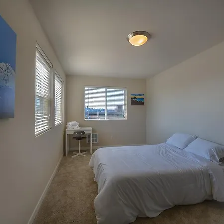 Seattle Urban Village -Private Room- Vashon - Roof Top View Deck-3