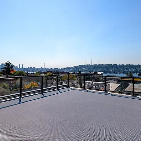 Seattle Urban Village -Private Room- Vashon - Roof Top View Deck-2